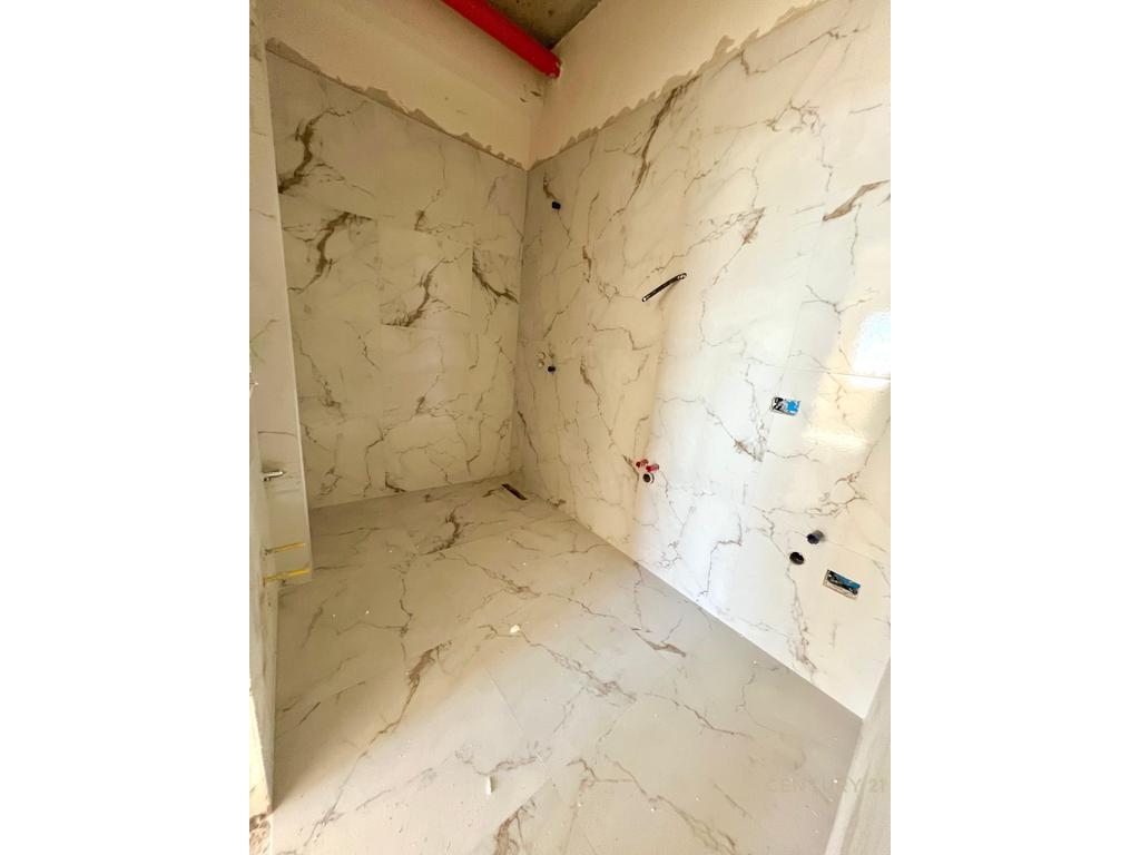 Vendesi in vendita 1+1 in Via Kavajes (Birra Tirana)
