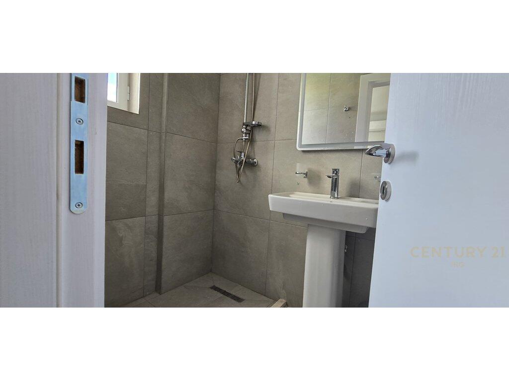 Shitet Apartament 1+1 pranë Zojës së Këshillit të Mirë!