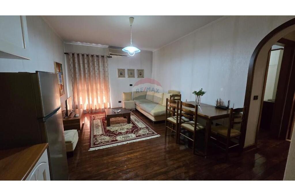 Apartment 1+1, Commune of Paris !