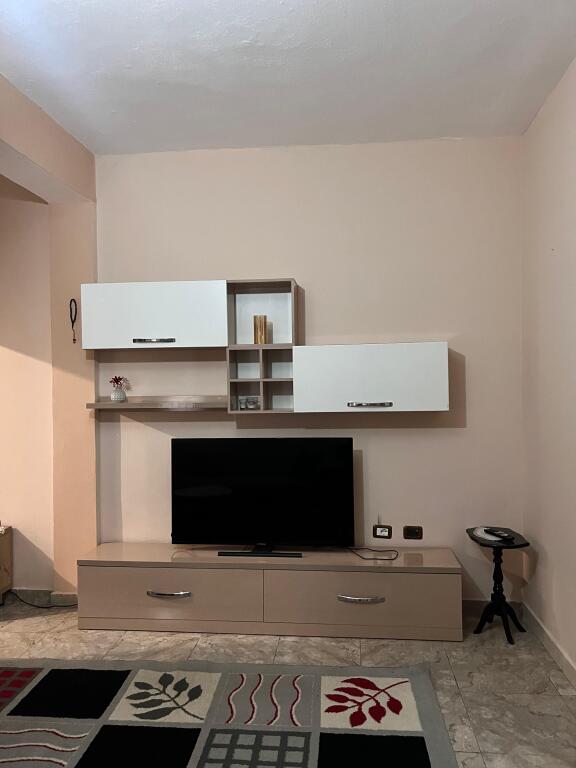 APARTAMENT 2+1 ME QIRA - RRUGA SIRI KODRA