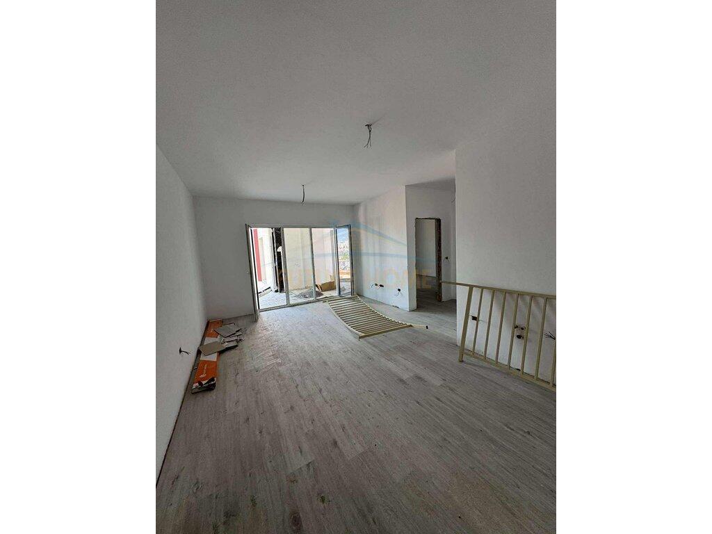 Shitet apartament 1+1 Zogu i Zi