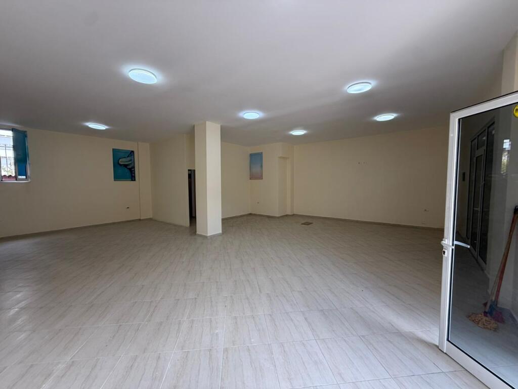 LOCALE IN AFFITTO VICINO ALLA SCUOLA AT ZEF PELLUMBI, SELITE