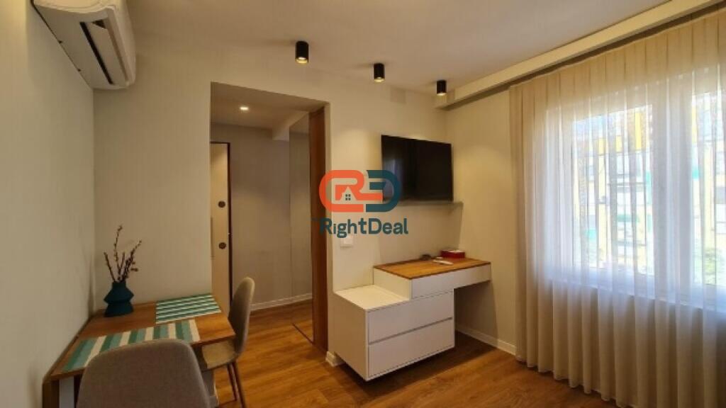 Tek Kryqezimi I 21 Dhjetorit ,Shitet Apartament 2+1 Dhe Garsoniere Te Investuar Dhe Te Ndare Per Airbnb!
