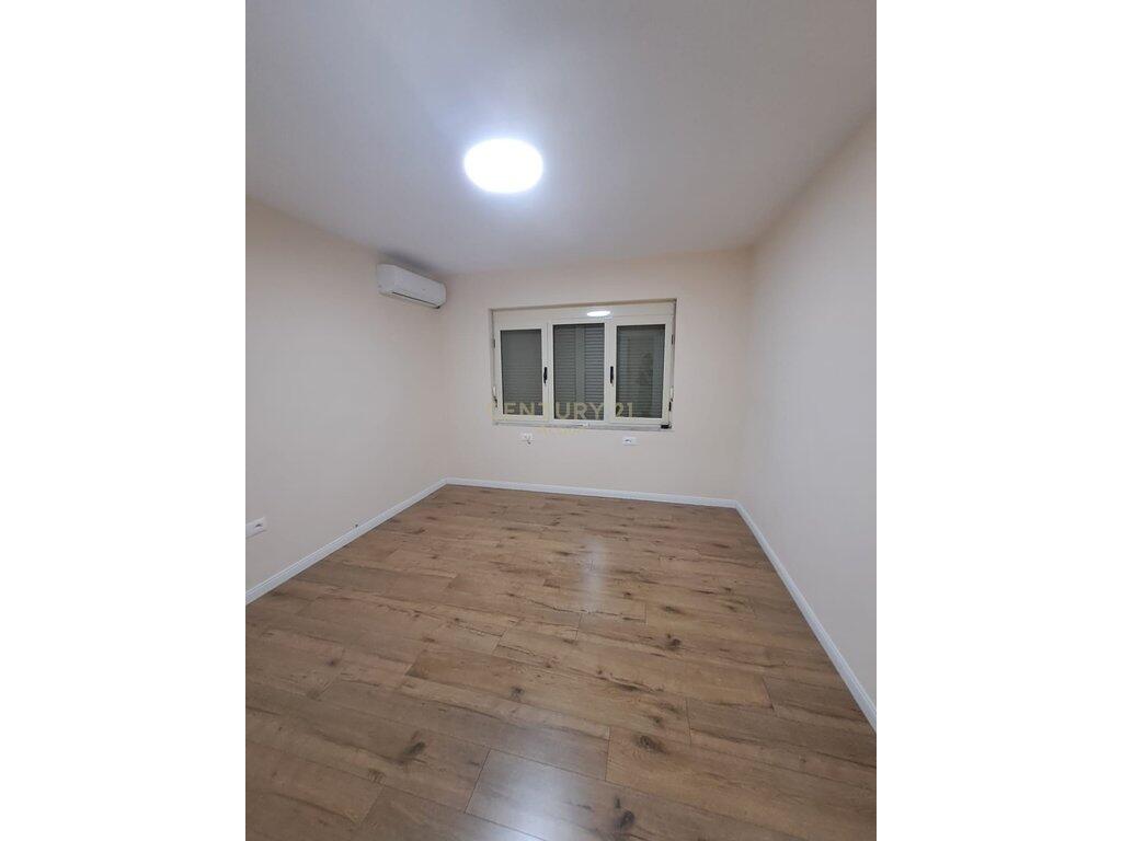 Perball Toptani , Zyre me qira
