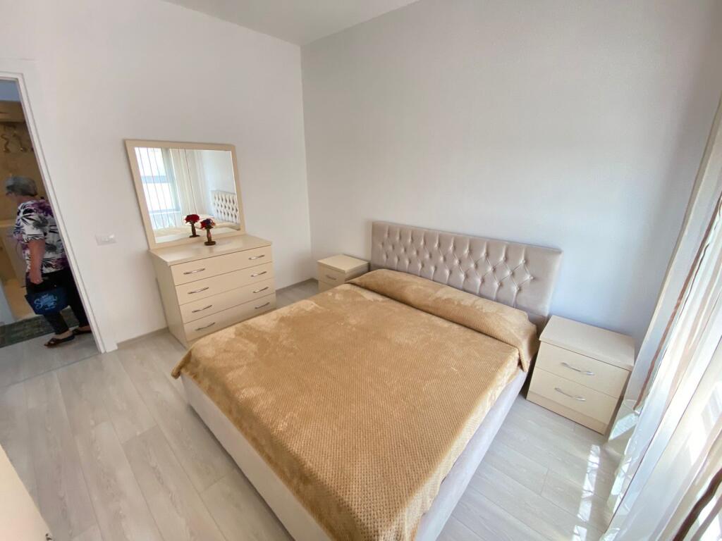 Jepet me Qera Apartament 3+1  Kinostudio afer karburant kastratit Kati 5  Pallat i rri  Siperfaqe 100 m2  Cmimi 650 € me parkim