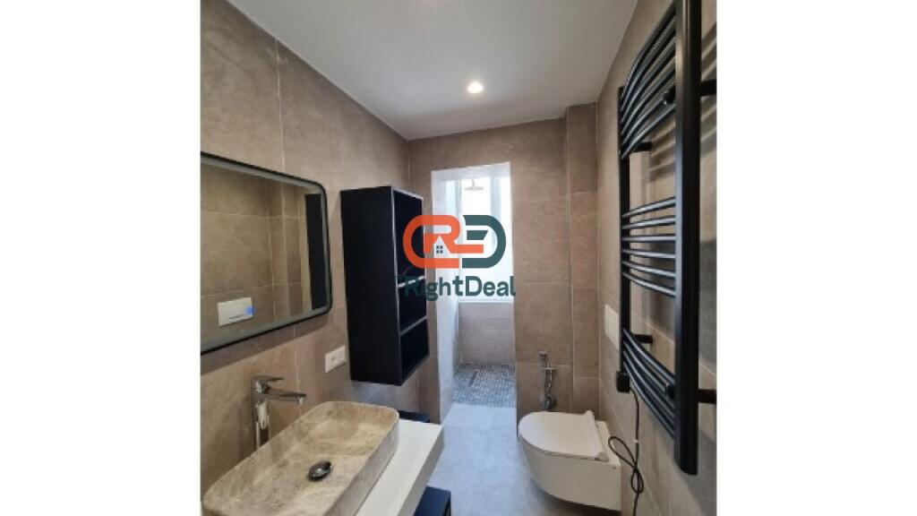 Tek Kryqezimi I 21 Dhjetorit ,Shitet Apartament 2+1 Dhe Garsoniere Te Investuar Dhe Te Ndare Per Airbnb!