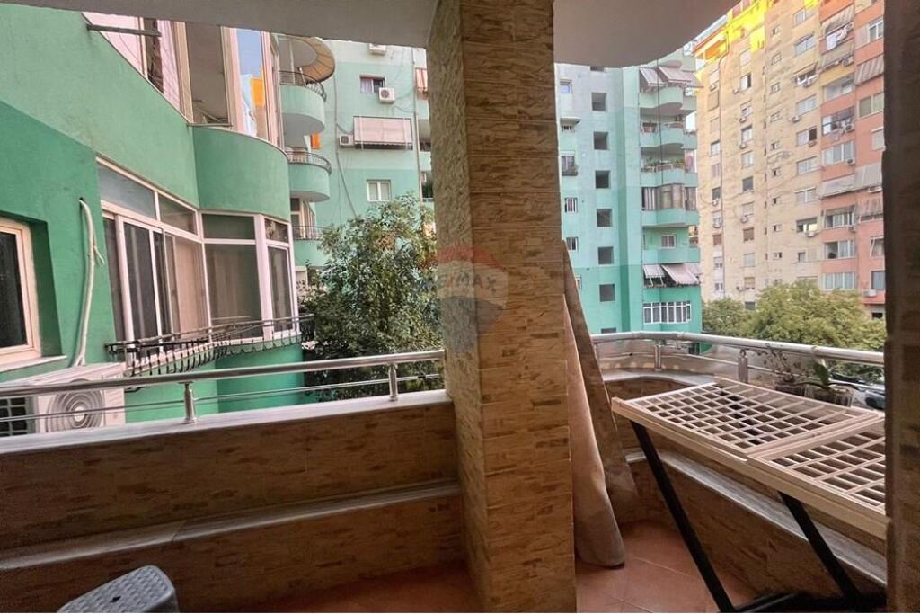 Apartament 2+1 per shitje tek Komuna Parisit!