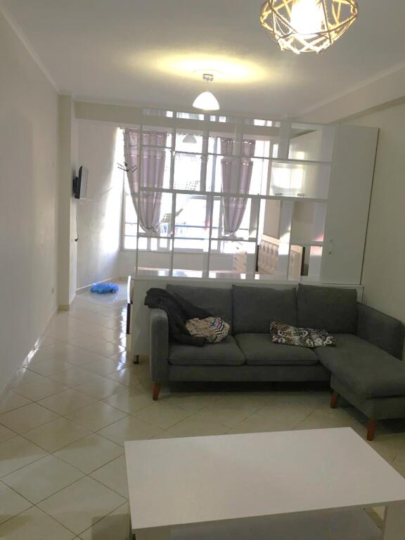 🏢Nella zona di Astir, vicino al Bohem Bar, si affitta monolocale arredato di 50m2. 35.000 Leke     