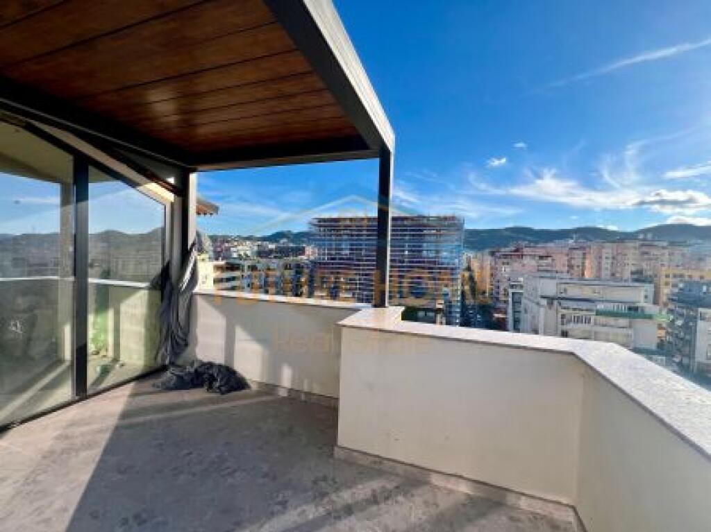 Shitet, Duplex, Komuna e Parisit, Tiranë