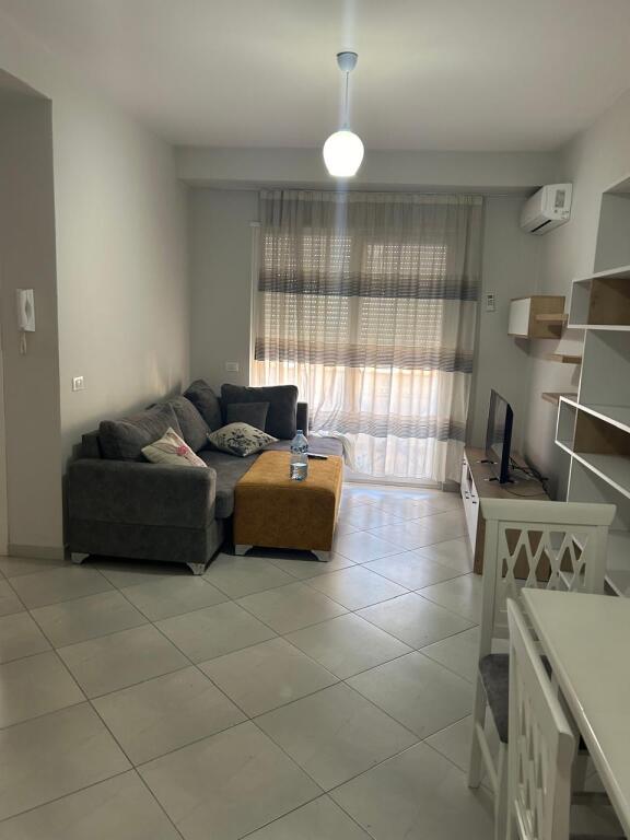 Jepet me qera super apartament 1+1 + ballkon pallat i ri tek Materniteti Ri!