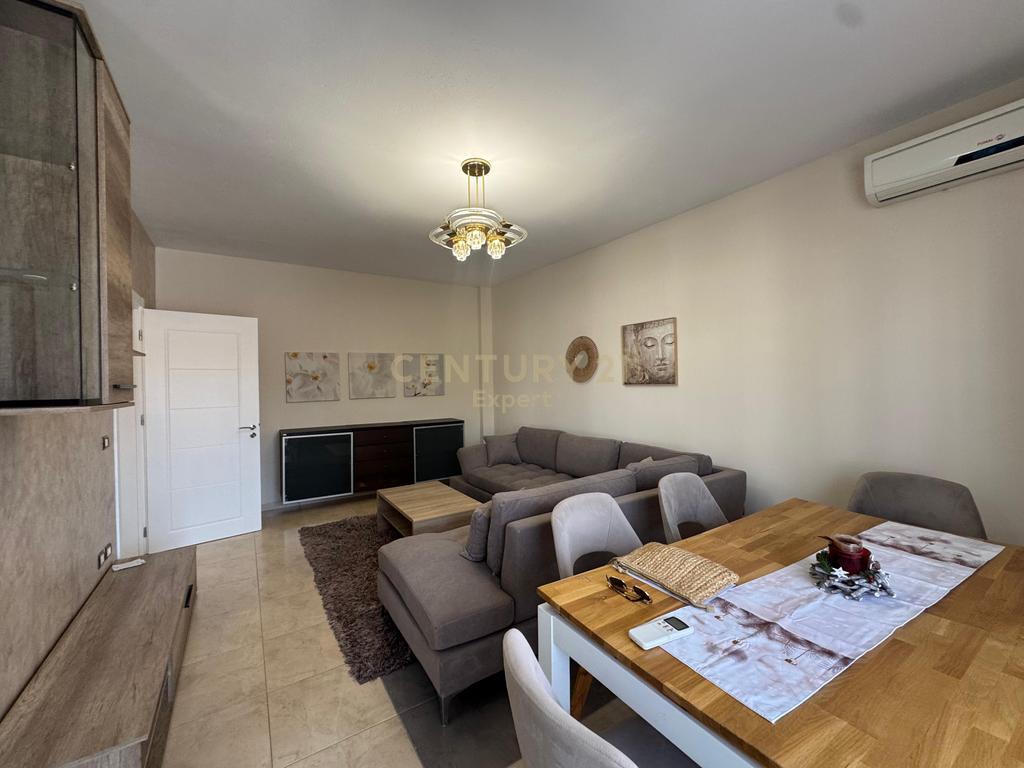 JEPET ME QERA APARTAMENT 2+1 NE SAUK , PALLATI I BRIGADAVE