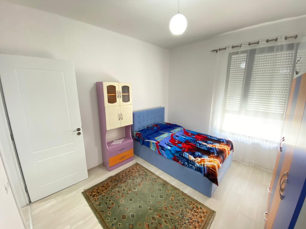 Jepet me Qera Apartament 3+1  Kinostudio afer karburant kastratit Kati 5  Pallat i rri  Siperfaqe 100 m2  Cmimi 650 € me parkim