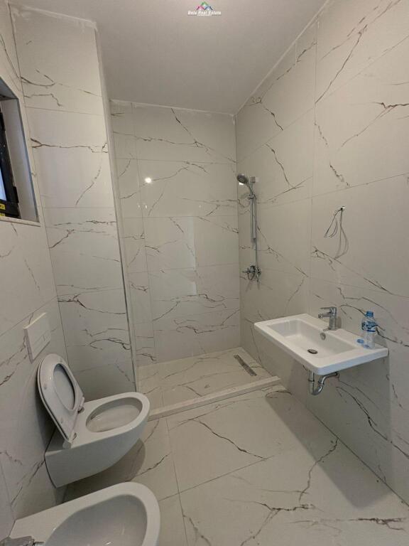 Ufficio in affitto 2+1+posto auto a Porcelan (ID BZ2689) Tirana