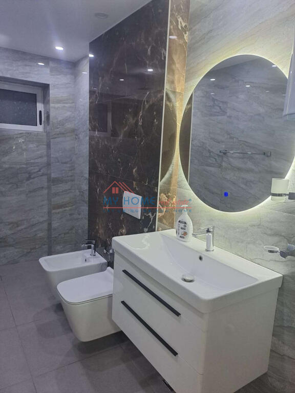 Zyre me qera Qender Tirane