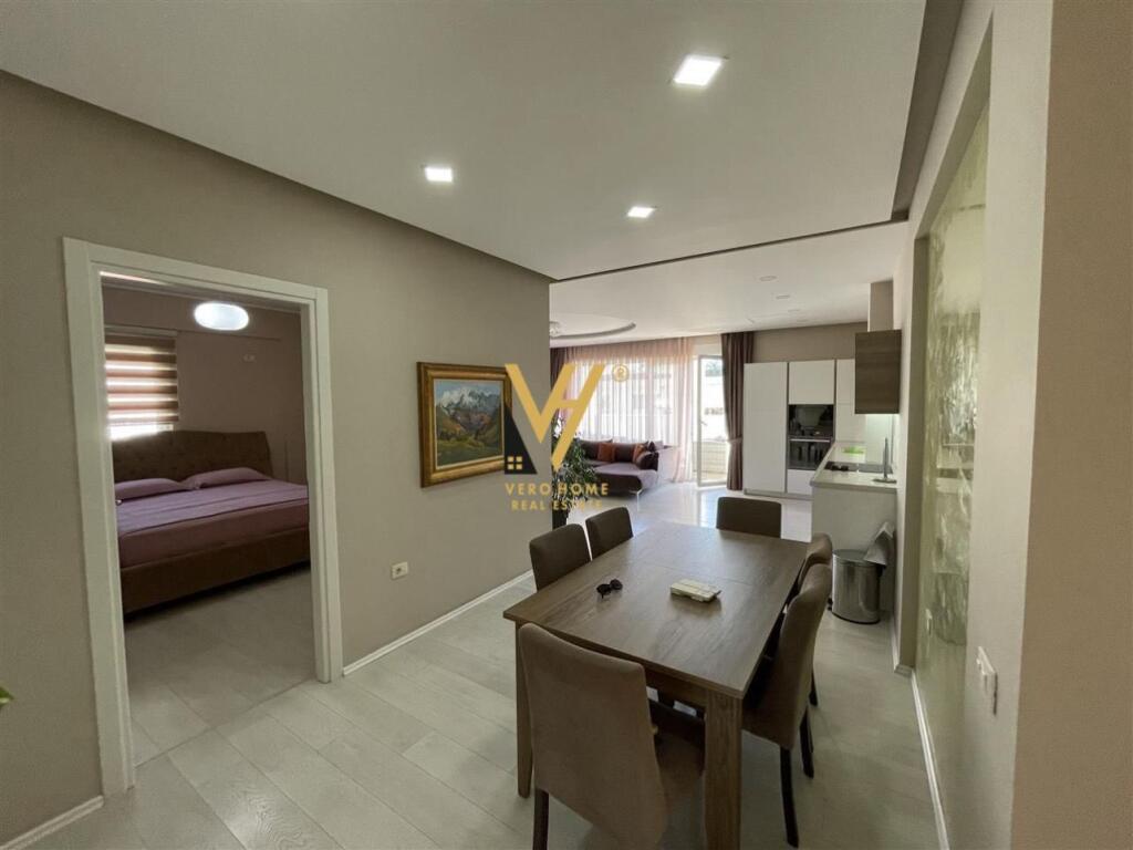 JEPET APARTAMENT 3+1+2+BLK ME QERA TEK LIQENI I THATE 1.300 EURO