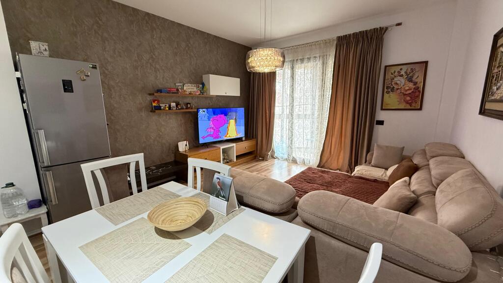 Apartament 2+1 per qera tek Rruga e Kosovarve!