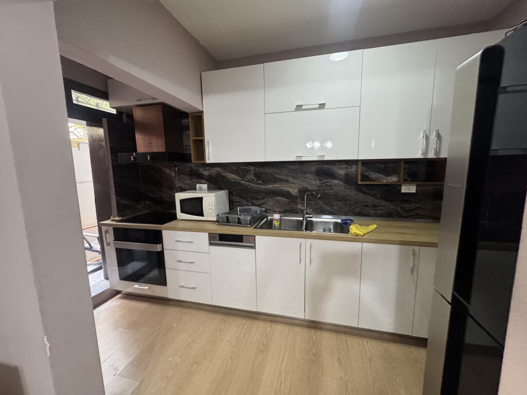 Jepet me Qera Apartament 1+1  Adresa : Ish parku rruga ndre mjeda  Kati 1  Pallat pa ashensor  I mobiluar  Cmimi : 500€