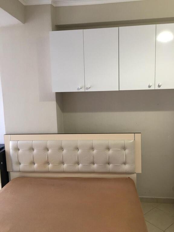 🏢Nella zona di Astir, vicino al Bohem Bar, si affitta monolocale arredato di 50m2. 35.000 Leke     