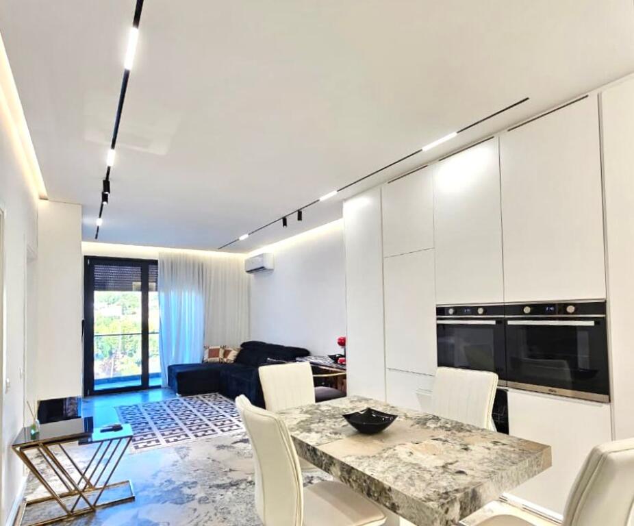 -AFFITTASI appartamento 1+1 + garage completamente investito come per sé con tutto di qualità delle migliori marche AL LAGO ASCIUTTO