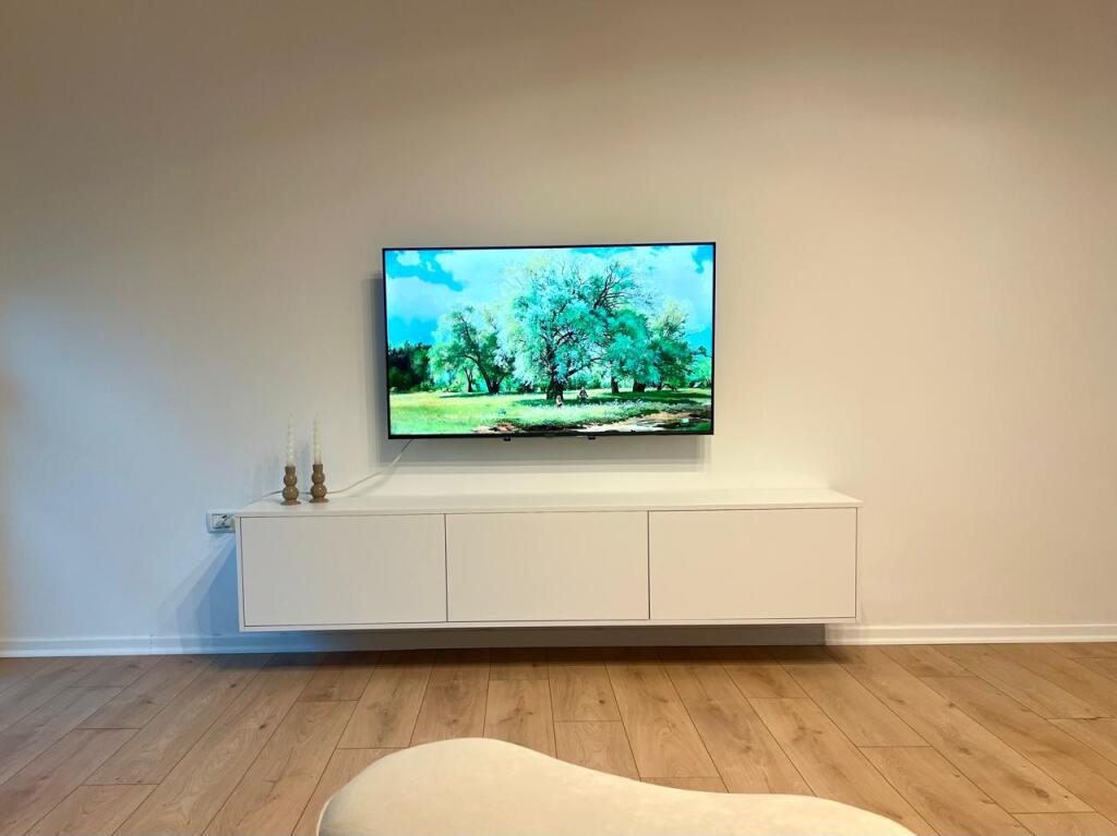 Jepet me qera apartament 2+1 i mir areduar kati 4 banim te shkolla 4 deshmoret