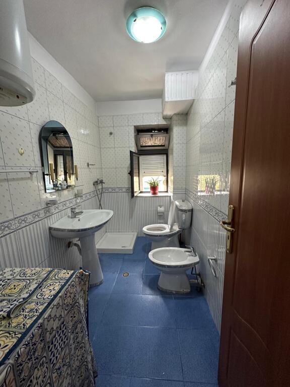 🏢Pak minuta larg Ambasades Amerikane,prane Bar Panorama jepet me qera apartament 1+1, i mobiluar.550Euro