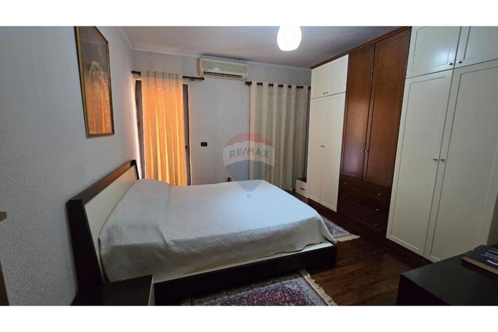 Apartment 1+1, Commune of Paris !