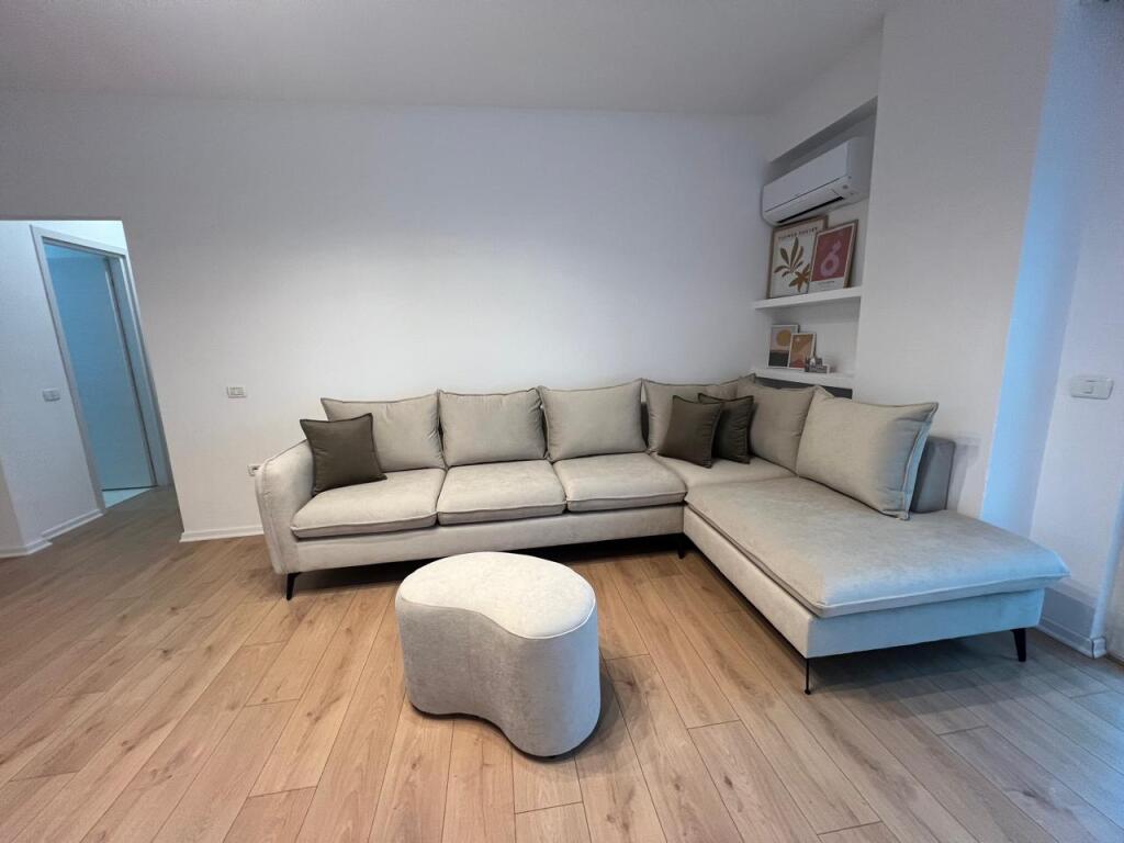 Jepet me qera apartament 2+1 i mir areduar kati 4 banim te shkolla 4 deshmoret