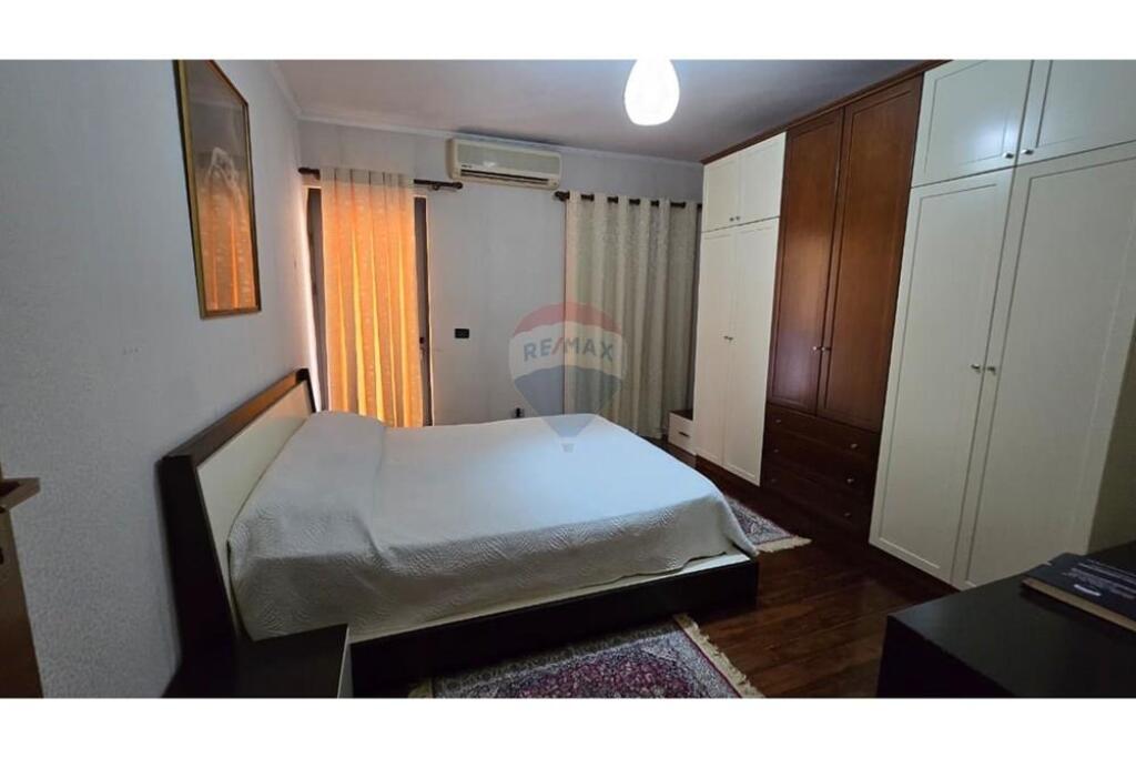 Apartment 1+1, Commune of Paris !