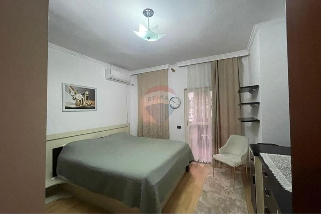 Apartament 2+1 per shitje tek Komuna Parisit!