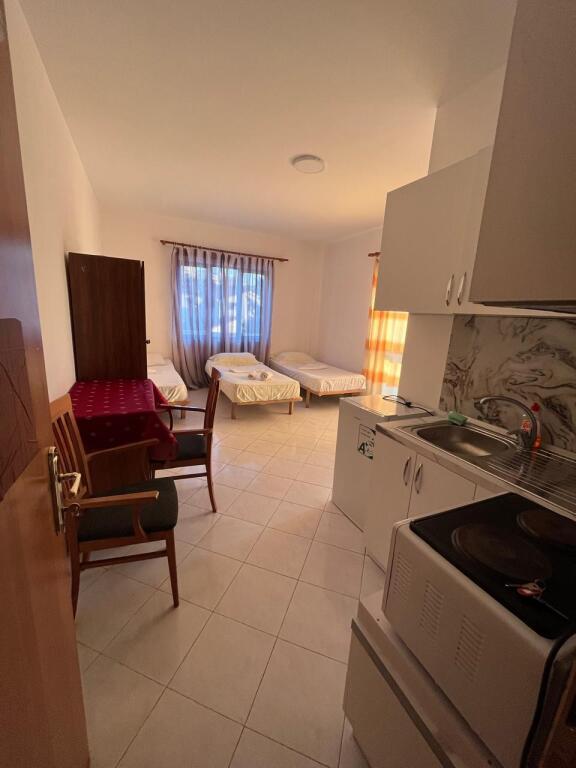 GARSIONERE 320 EURO.VILAT AMERIKANE.
