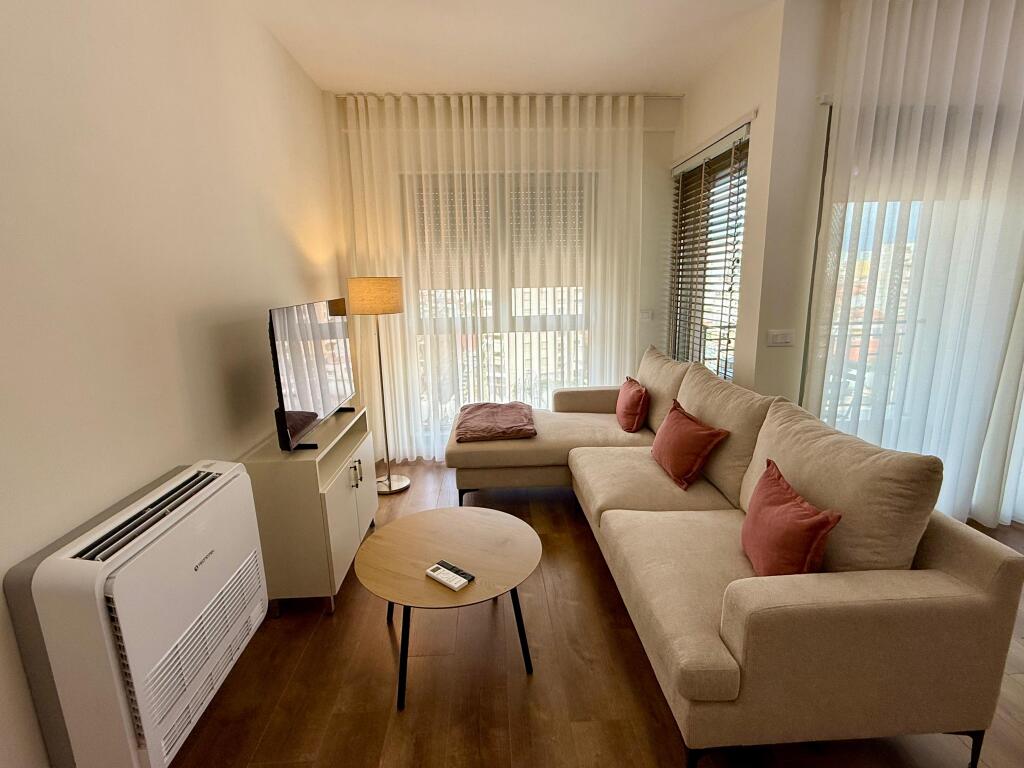 Apartament - Për Qira 1+1 TE SHKOLLA KUQE