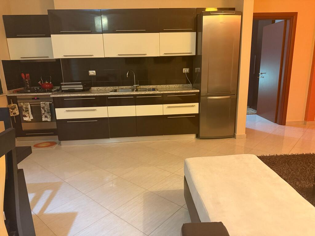 Jepet apartament 1+1 me qera tek liqeni thate me super pamje bga liqeni thate