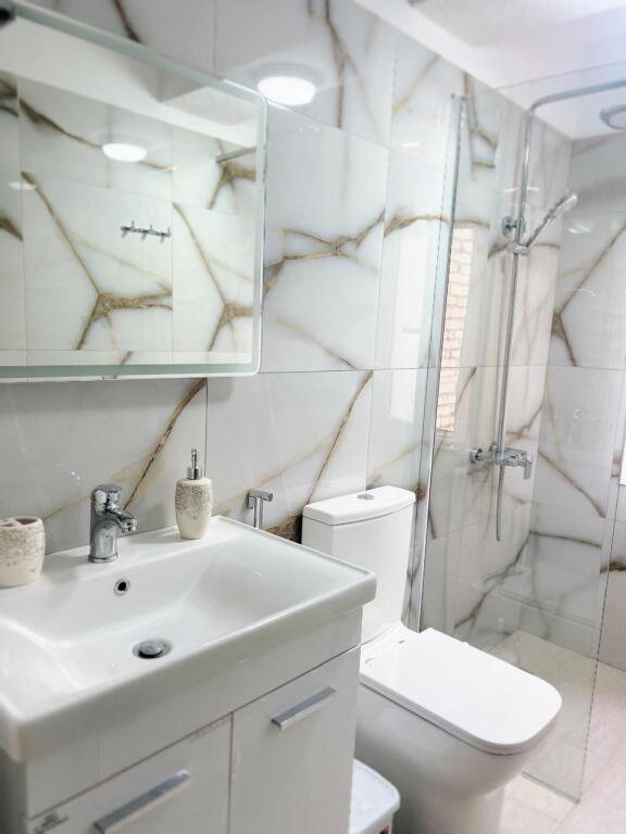 Jepet me qira apartament 1+1 RRUGA E DURRESIT 650 mije leke