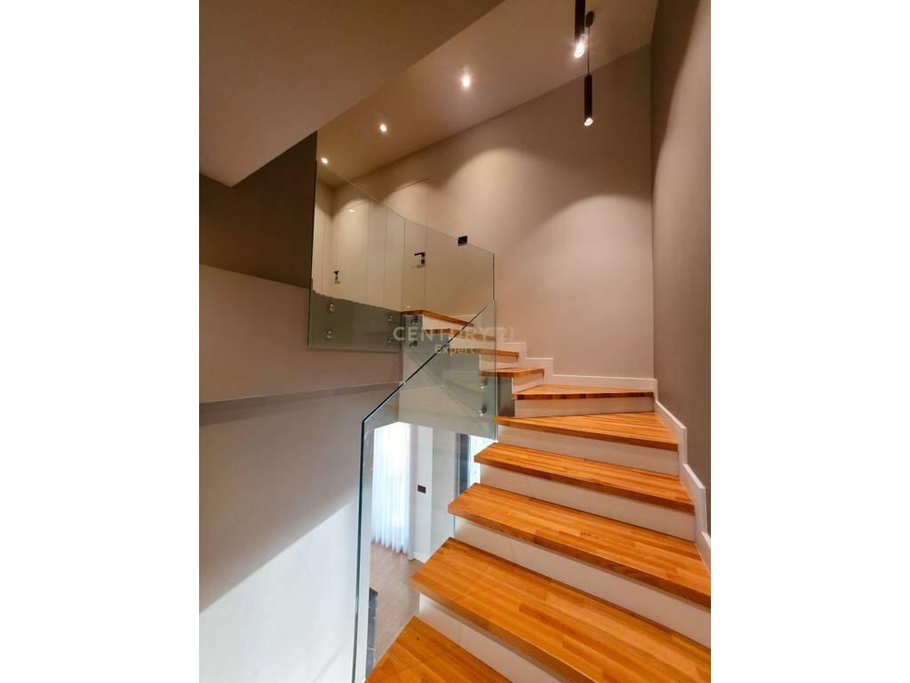 VILË MODERNE PËR SHITJE NË SAN PIETRO RESIDENCE, GJIRI I LALËZIT !!!