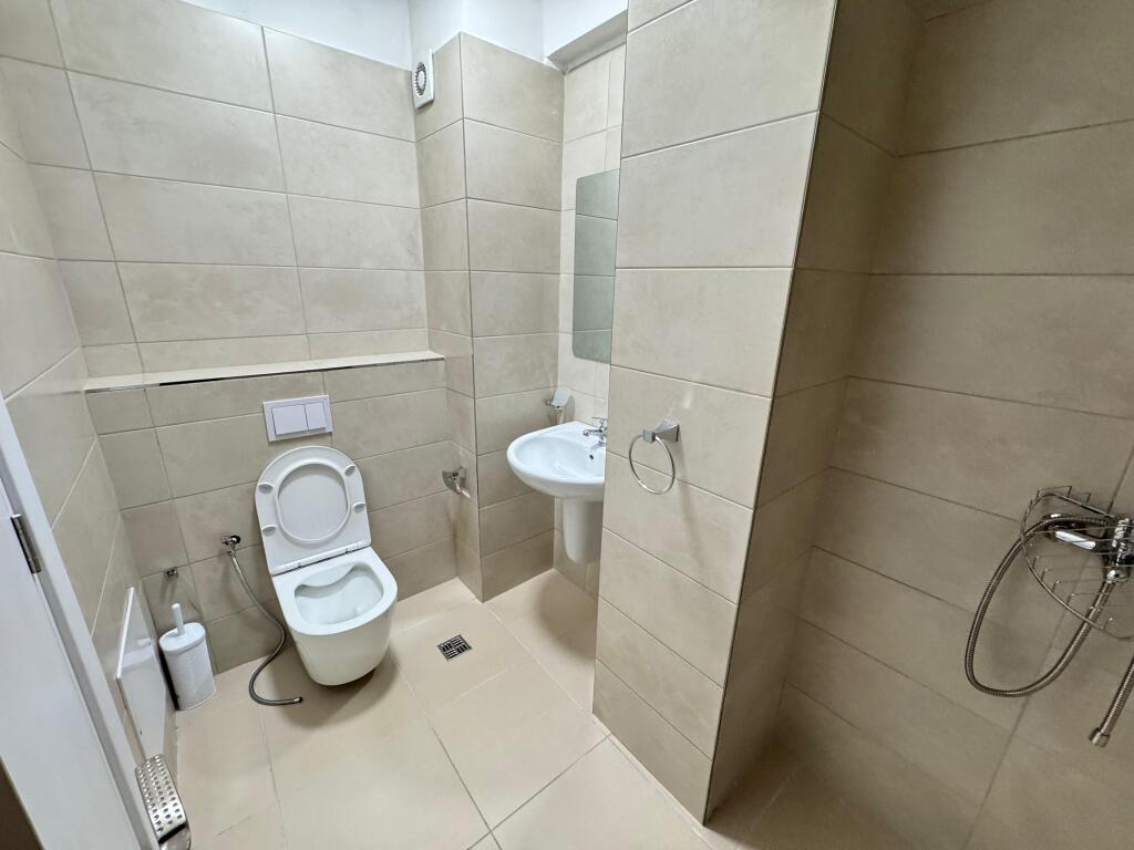 Affittasi appartamento 3+1+2  Indirizzo: Kodra Diellit 1  Arredato  4° piano  Superficie 130 m2 Prezzo 800€ con parcheggio