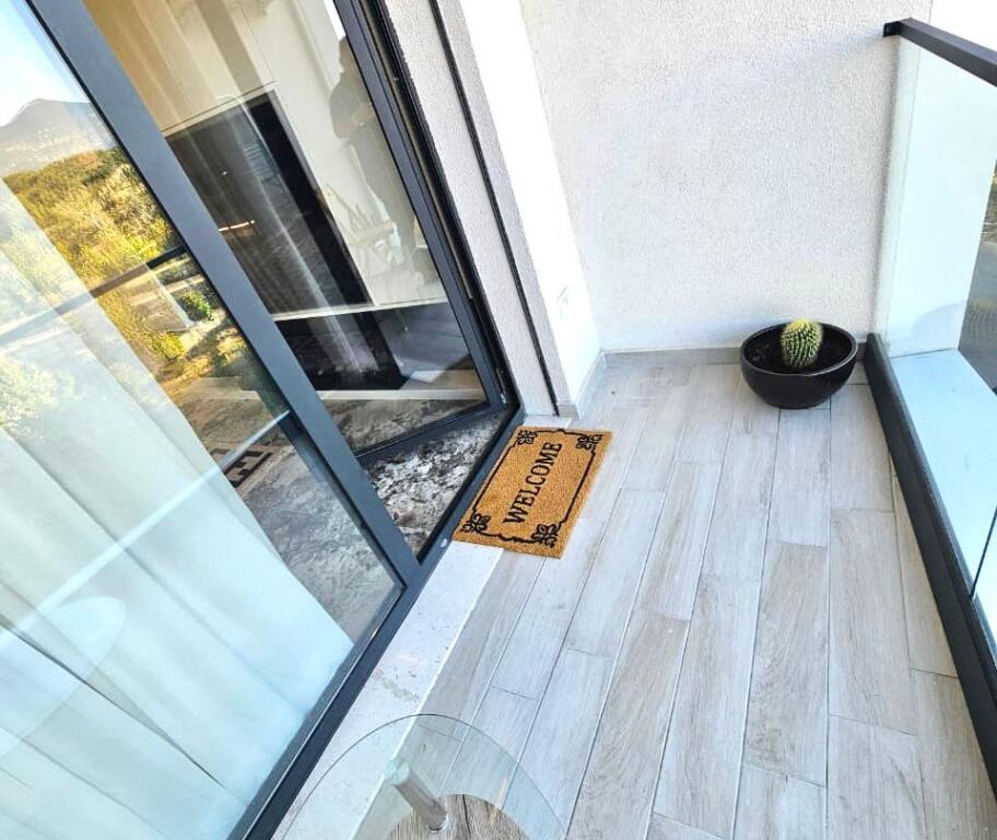 -AFFITTASI appartamento 1+1 + garage completamente investito come per sé con tutto di qualità delle migliori marche AL LAGO ASCIUTTO