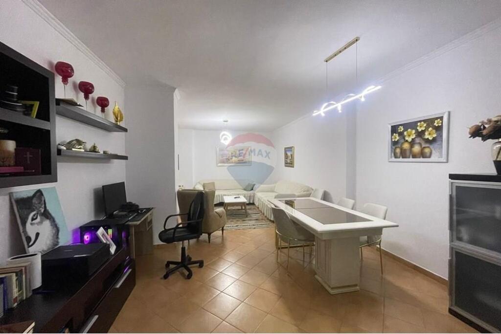 Apartament 2+1 per shitje tek Komuna Parisit!