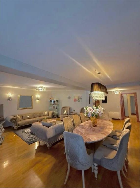 SHITET APARTAMENT 4+1 BULEVARDI ZOGU PARE 600.000 EURO