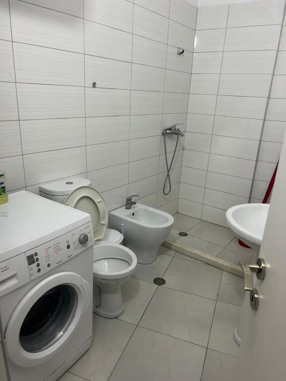Jepet me qera super apartament 1+1 + ballkon pallat i ri tek Materniteti Ri!