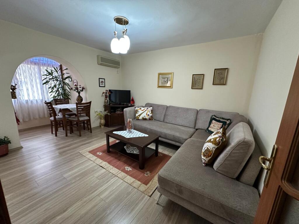 🏢Pak minuta larg Ambasades Amerikane,prane Bar Panorama jepet me qera apartament 1+1, i mobiluar.550Euro