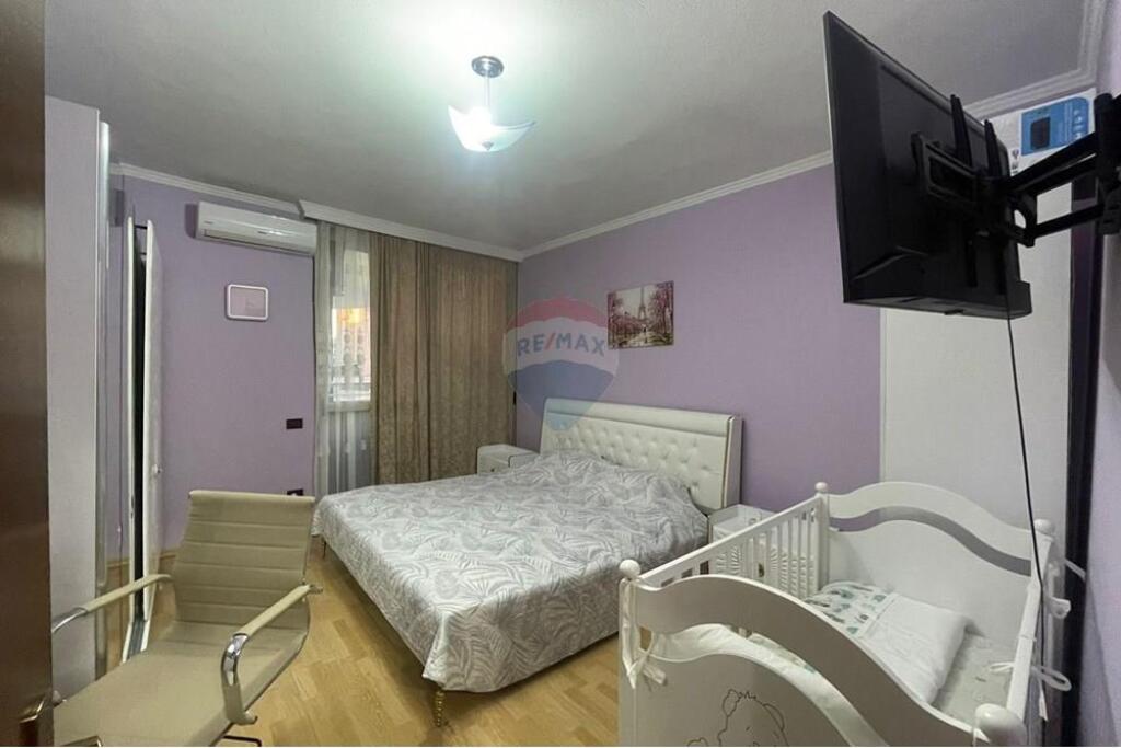 Apartament 2+1 per shitje tek Komuna Parisit!