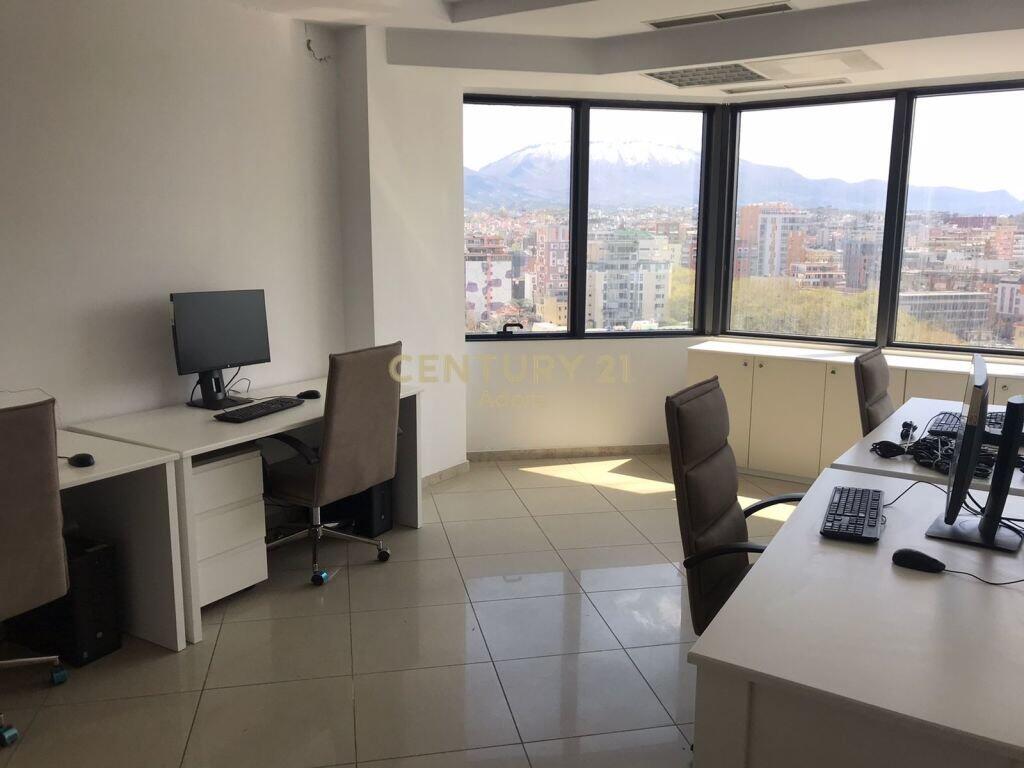 Ambient Zyre me Qira – 118 m² në Kullat Binjake, Bulevardi "Dëshmorët e Kombit"