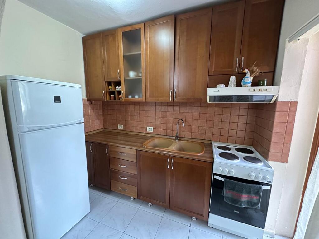 🏢Pak minuta larg Ambasades Amerikane,prane Bar Panorama jepet me qera apartament 1+1, i mobiluar.550Euro