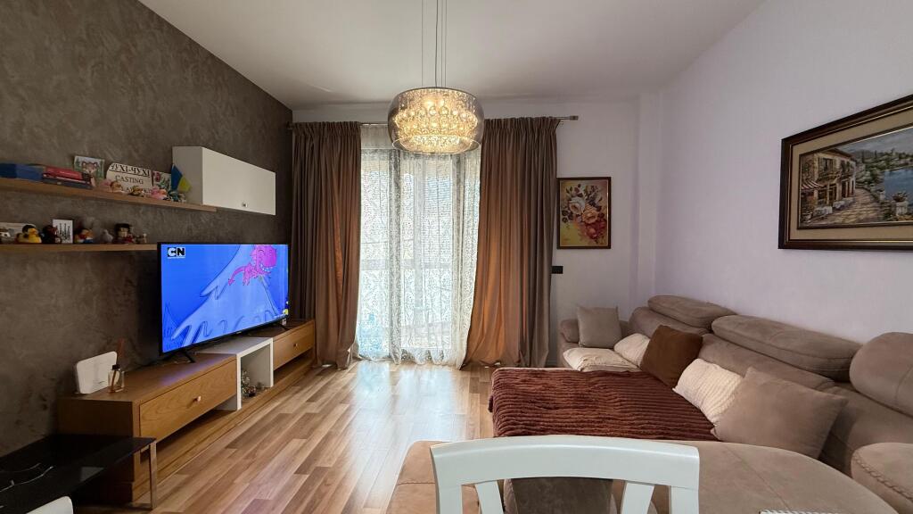 Apartament 2+1 per qera tek Rruga e Kosovarve!