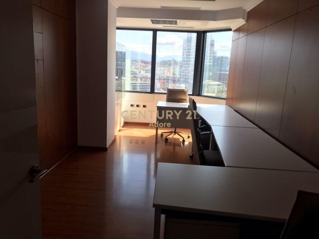 Ambient Zyre me Qira – 118 m² në Kullat Binjake, Bulevardi "Dëshmorët e Kombit"