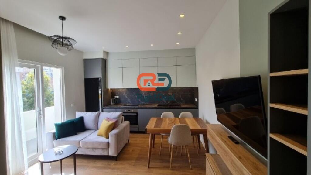 Tek Kryqezimi I 21 Dhjetorit ,Shitet Apartament 2+1 Dhe Garsoniere Te Investuar Dhe Te Ndare Per Airbnb!