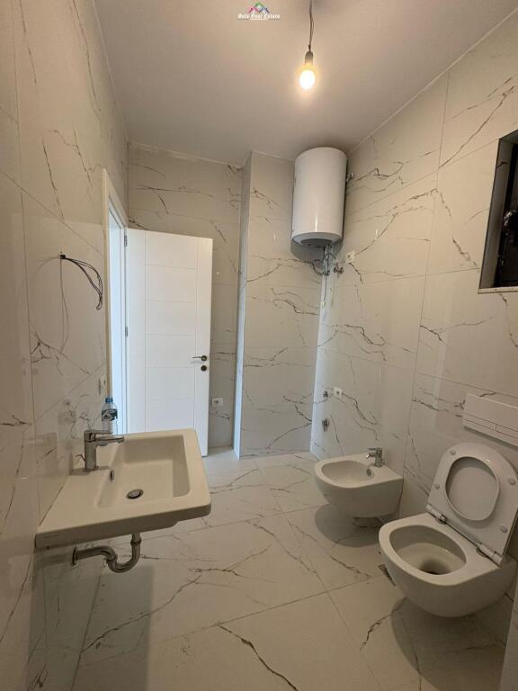 Ufficio in affitto 2+1+posto auto a Porcelan (ID BZ2689) Tirana
