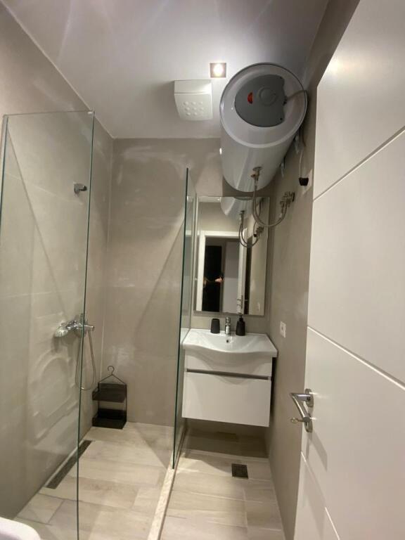Jepet me qera apartament 2+1 te 21 Dhjetori