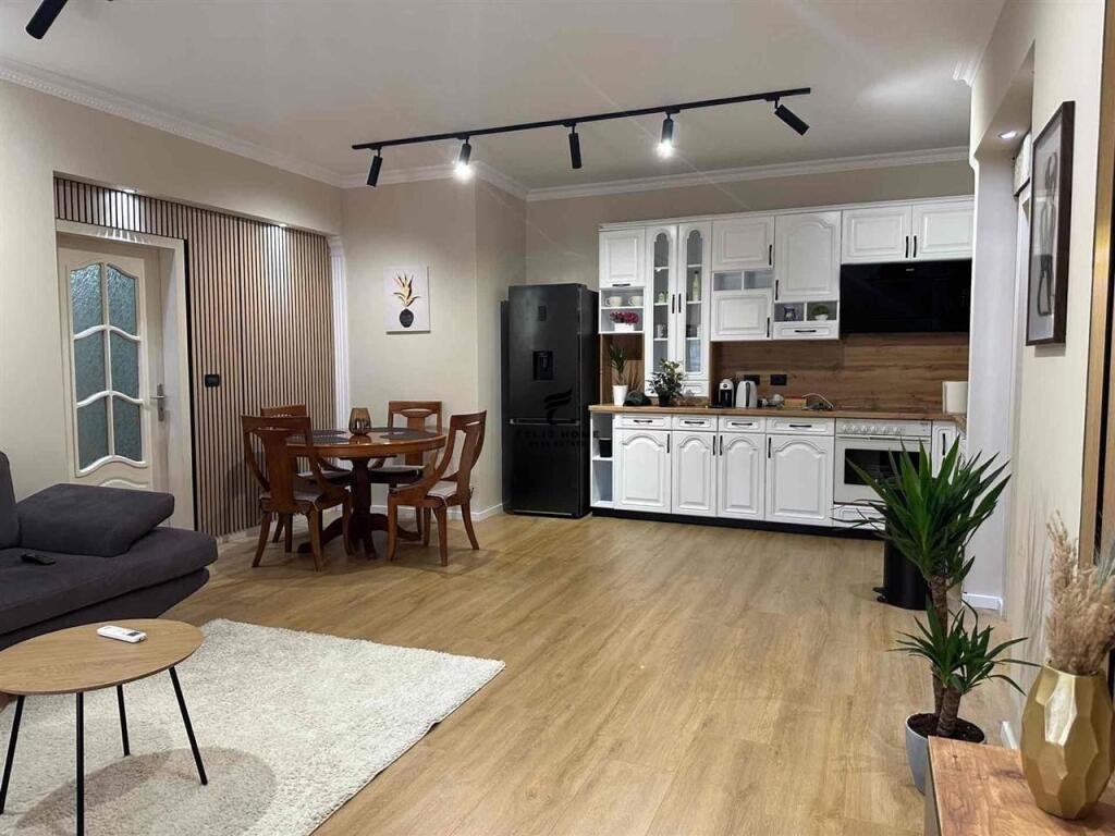 APARTAMENT ME QERA 2+1 BLLOKU 1500 EURO