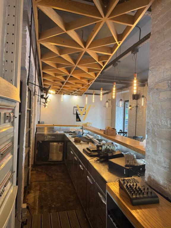 AFFITTASI BAR CAFFÈ IN VIA DURRESIT 2.200 EURO